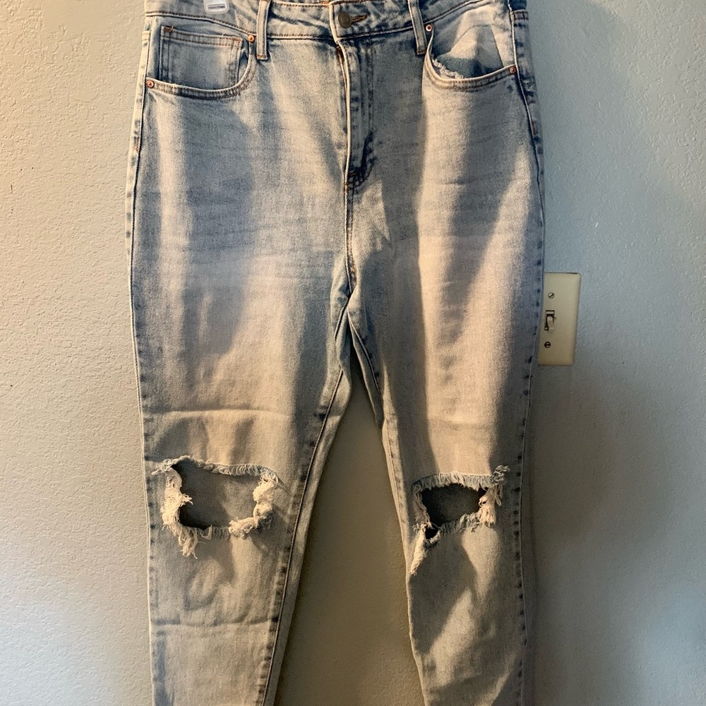 No boundaries straight leg jeans.